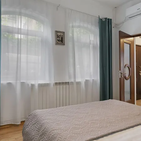 White House- Oaza Urbana Cu Gradina Privata Lägenhet