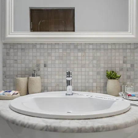 White House- Oaza Urbana Cu Gradina Privata