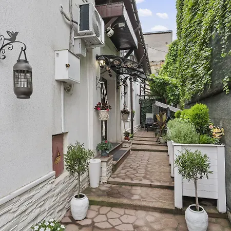 Casa Alba- Oaza Urbana Cu Gradina Privata Διαμέρισμα
